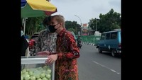 Belum lama ini dr Oky merilis buku yang bertajuk Cahaya Bening dari Jambi. dr Oky juga dikenal punya jiwa sosial yang tinggi karena sering bagi-bagi sembako dan memborong makanan di penjual kaki lima seperti jambu kristal.  Foto: Instagram @dr.okypratamaa
