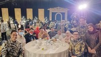 dr Oky juga sering membagikan momen saat berbagi sembako. Termasuk saat memborong makanan dari penjual UKM. Foto: Instagram @dr.okypratamaa