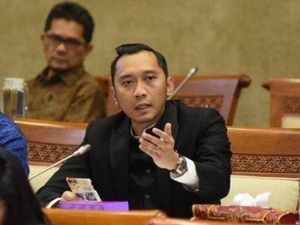 Ibas Bandingkan Tembok Mural Desa di Pacitan dengan Tembok Berlin