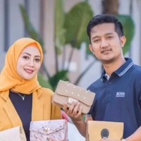 Bisnisnya pun mulai membuahkan hasil dan semakin ramai pembeli. Keduanya lalu mencoba menjual tas dan sepatu wanita di Surabaya, Jawa Timur tempat tinggalnya. Alhamdulillah kerja keras membuahkan hasil, usaha jualan kaus saya ramai di banyak kota. Tahun 2011 saya mencoba peruntungan baru. Jualan tas dan sepatu wanita. Alhamdulillah toko tas dan sepatu wanita saya yang saya rintis bersama istri juga ramai, tuturnya.  Foto: Dok. Tangkapan layar akun TikTok @delta.hesti.