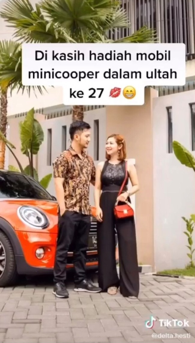 Seiring perjalanan waktu, bisnis Hesti dan Tom melesat. Hesti pun memperlihatkan kado ulang tahun yang ia terima dari sang suami di ulang tahunnya ke-27. Dikasih hadiah mobil minicooper dalam ultah ke 27, ucapnya Foto: Dok. Tangkapan layar akun TikTok @delta.hesti.