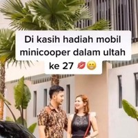 Seiring perjalanan waktu, bisnis Hesti dan Tom melesat. Hesti pun memperlihatkan kado ulang tahun yang ia terima dari sang suami di ulang tahunnya ke-27. Dikasih hadiah mobil minicooper dalam ultah ke 27, ucapnya Foto: Dok. Tangkapan layar akun TikTok @delta.hesti.