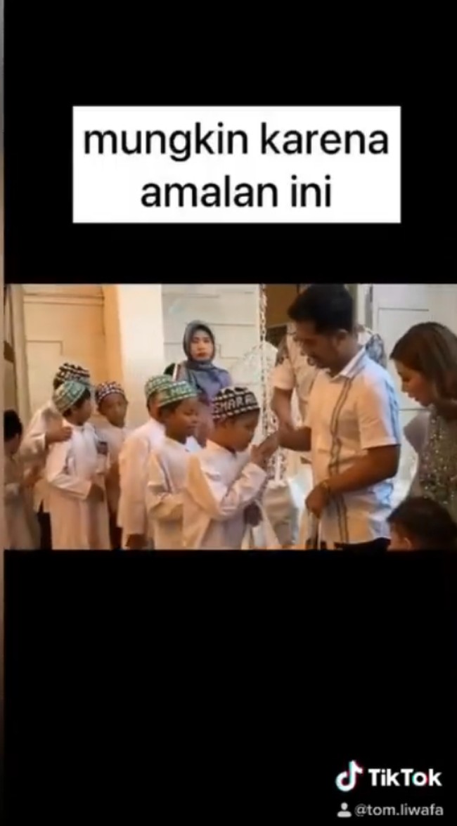 Setelah sukses dalam bisnis tas dan sepatu, Tom dan Hesti mencoba bisnis kuliner. Kini usahanya tersebut mendapatkan antusias yang positif dari warganet. Tahun 2019 mencoba peruntungan untuk buka bisnis kuliner, ini outlet kuliner pertama saya alhamdulillah pecah banget. Terus buka lagi usaha kuliner yang kedua, awalnya sepi karena pandemi. Alhamdulillah sekarang atas izin Allah bisa membuka 26 cabang. Banyak yang tanya kok bisa sukses? Mungkin karena amalan ini, Tom membagikan foto saat berdonasi. Foto: Dok. Instagram @tomliwafa.