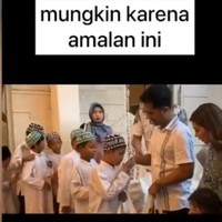 Setelah sukses dalam bisnis tas dan sepatu, Tom dan Hesti mencoba bisnis kuliner. Kini usahanya tersebut mendapatkan antusias yang positif dari warganet. Tahun 2019 mencoba peruntungan untuk buka bisnis kuliner, ini outlet kuliner pertama saya alhamdulillah pecah banget. Terus buka lagi usaha kuliner yang kedua, awalnya sepi karena pandemi. Alhamdulillah sekarang atas izin Allah bisa membuka 26 cabang. Banyak yang tanya kok bisa sukses? Mungkin karena amalan ini, Tom membagikan foto saat berdonasi. Foto: Dok. Instagram @tomliwafa.