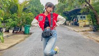 Tas kamera berwarna hitam ini keluaran Marc Jacobs seharga Rp 11 jutaan. Foto: Instagram Fuji