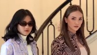 Fuji terlihat begitu matching membawa tas ungu dari Bottega Veneta seharga Rp 19,5 juta. Foto: Instagram Fuji
