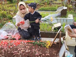 Momen Gala Sky Ziarah ke Makam Vanessa Angel dan Bibi