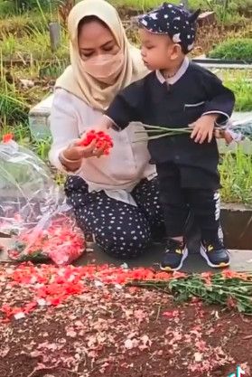 Momen Gala Sky datang ke makam Vanessa Angel dan Bibi.
