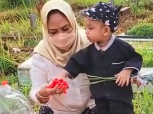 Potret Gala Sky Datang ke Makam Vanessa Angel dan Bibi Ardiansyah