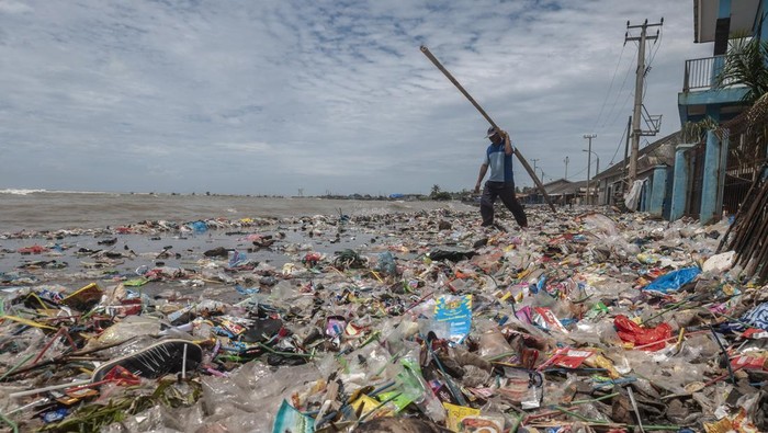 Gegara Gelombang Tinggi, Teluk Labuan Penuh Sampah Pengendara roda dua melintasi tumpukan sampah yang terbawa ombak di Teluk Labuan, Pandeglang, Banten, Senin (7/2/2022). Sampah limbah rumah tangga tersebut terbawa oleh gelombang tinggi yang terjadi sejak beberapa hari terakhir di daerah itu. ANTARA FOTO/Muhammad Bagus Khoirunas/rwa.