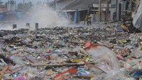 Sampah tampak memenuhi hampir seluruh tepi teluk.