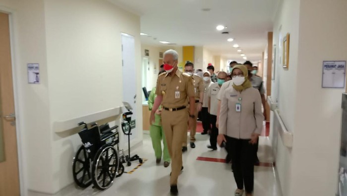 Gubernur Jateng Ganjar Pranowo bekerja usai menjalani operasi di RSUP dr Kariadi, Senin (7/2/2022).