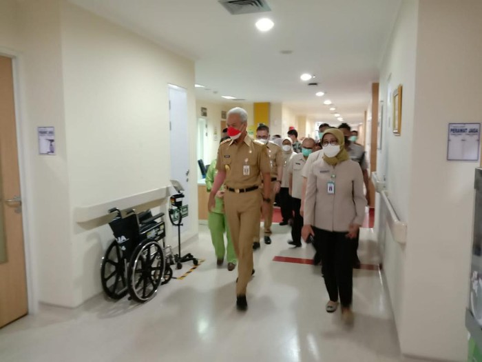 Gubernur Jateng Ganjar Pranowo bekerja usai menjalani operasi di RSUP dr Kariadi, Senin (7/2/2022).