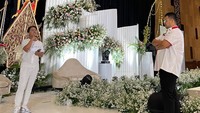 Ketum IPAMI Deo Riyanto mengimbau Industri Pernikahan juga tak perlu panik yang berlebihan. Yang terpenting adalah tetap waspada dan menjalani semua prokes dengan ketat demi kesehatan bersama. Kasus Covid Omicron belakangan ini mulai sedikit meresahkan calon pengantin dan para vendor industri pernikahan di indonesia. Perlu diingat bahwa mengadakan acara pernikahan itu membutuhkan waktu cukup lama, konsep, dan energi yang luar biasa.