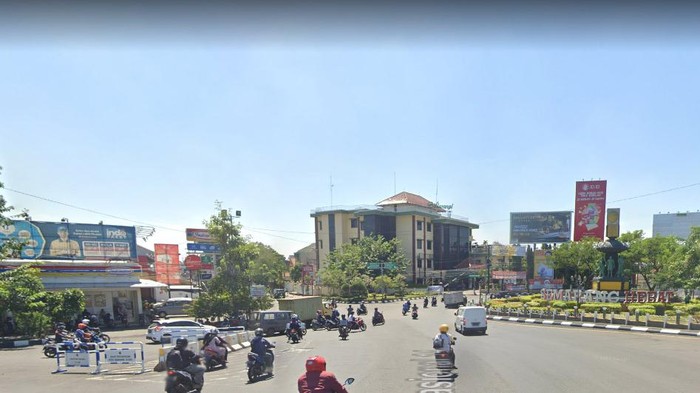 Gubernur Jawa Tengah Ganjar Pranowo mengalami kecelakaan saat gowes. Insiden itu terjadi di Jalan Jenderal Sudirman, di bundaran depan gang menuju Kokrosono, Senin, (7/2/2022).