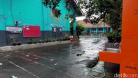 Priatna menjelaskan kejadian ini terjadi saat korban berjalan memasuki pintu gerbang. Setelah Ati masuk pintu gerbang, pelaku mengejarnya.