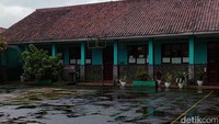Dari informasi di lapangan, guru SD tersebut mengalami tiga luka tusukan dan tewas di lokasi kejadian. Guru SD yang ditusuk itu dibawa ke Rumah Sakit Bhayangkara Sartika Asih, Kota Bandung. Polisi sudah menangkap pelaku.