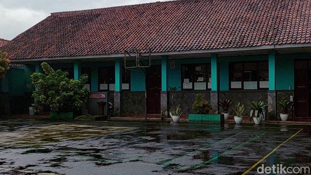 Seorang guru SD di Kota Bandung tewas ditusuk mantan suaminya. Diketahui, peristiwa itu terjadi di area sekolah pada Senin (7/2) pagi.
