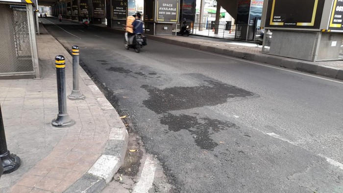 Jalan dekat Stasiun MRT Haji Nawi Jakarta Selatan kembali ditambal.