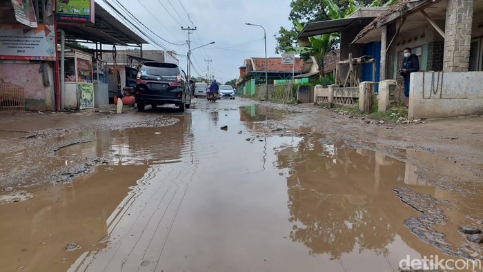 Jalan rusak di Desa Cihamopelas, Kecamatan Cihampelas, Bandung Barat