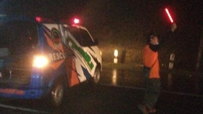 Jalan tebus Tawangmangu ditutup gegara longsor. (6/2/2022)
