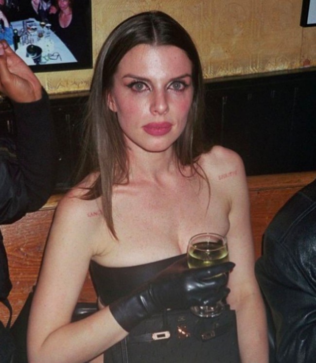 Julia merayakan ulang tahunnya ke-32 di restoran Lucien, New York baru-baru ini. Dia membagikan segelintir potret kemeriahan ulang tahunnya di Instagram pada Sabtu (6/2/2022). Foto: dok. Instagram/@juliafox