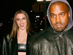 9 Foto Kanye West Bagi-bagi Hermes di Ultah Pacar Barunya, Julia Fox