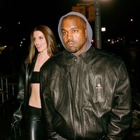 Keduanya tampil couple dengan busana serba hitam. Julia mengenakan crop top, jaket, dan celana yang semua bahannya terbuat dari latex. Foto: dok. Instagram/@juliafox