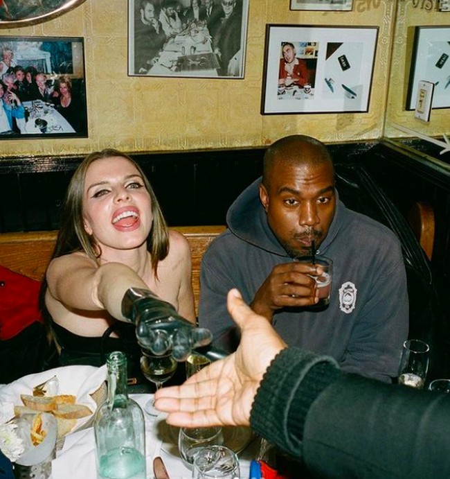 Di momen tersebut Kanye West hadir dengan memberikan kejutan spesial untuk Julia Fox. Foto: dok. Instagram/@juliafox