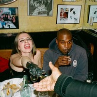 Di momen tersebut Kanye West hadir dengan memberikan kejutan spesial untuk Julia Fox. Foto: dok. Instagram/@juliafox