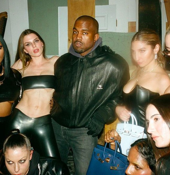 “Kanye ingin membuat Julia merasa spesial. Dia membuat selebrasi ulang tahun tersebut. Dia menghujani Julia dengan hadiah dan bahkan untuk teman-temannya,” ungkap sumber, seperti dikutip dari People. Foto: dok. Instagram/@juliafox