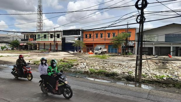Kabel semrawut dan tiang miring di Jl Raya Bekasi, Cakung, Jakarta Timur, Senin (7/2/2022).