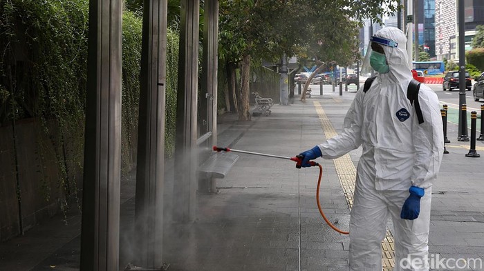 DKI Jakarta jadi provinsi penyumbang kasus aktif COVID-19 terbanyak di Indonesia. Guna cegah penyebaran Corona, kawasan Bundaran HI pun disemprot disinfektan.