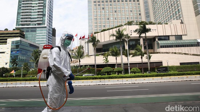 Kasus COVID DKI Naik, Kawasan Bundaran HI Disemprot Disinfektan DKI Jakarta jadi provinsi penyumbang kasus aktif COVID-19 terbanyak di Indonesia. Guna cegah penyebaran Corona, kawasan Bundaran HI pun disemprot disinfektan.