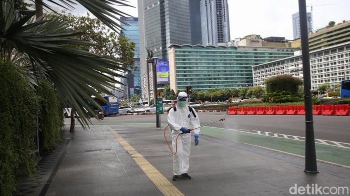 DKI Jakarta jadi provinsi penyumbang kasus aktif COVID-19 terbanyak di Indonesia. Guna cegah penyebaran Corona, kawasan Bundaran HI pun disemprot disinfektan.