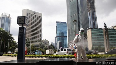 Kasus COVID DKI Naik, Kawasan Bundaran HI Disemprot Disinfektan