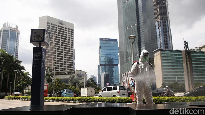 Kasus COVID DKI Naik, Kawasan Bundaran HI Disemprot Disinfektan DKI Jakarta jadi provinsi penyumbang kasus aktif COVID-19 terbanyak di Indonesia. Guna cegah penyebaran Corona, kawasan Bundaran HI pun disemprot disinfektan.