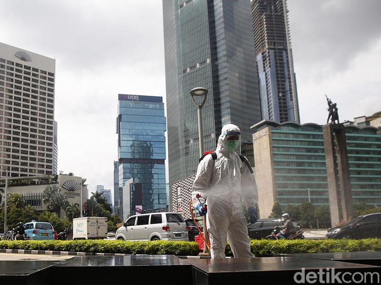 Kasus COVID DKI Naik, Kawasan Bundaran HI Disemprot Disinfektan