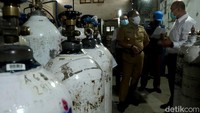 Hal itu ia ucapkan usai memeriksa ketersediaan oksigen di salah satu suplier oksigen di Kota Bandung, Jawa Barat. Pentauan detikcom, Senin (7/2/2022). Yana didampingi Asisten Perekonomian Kota Bandung Eric Mohamad Atthauriq dan Kepala Dinas Perdagangan dan Perindustrian Kota Bandung Elly Wasliah mengunjungi Samator PT Aneka Gas Industri.