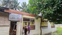 Tampak petugas kepolisian melihat atap sekolah yang hilang dicuri.