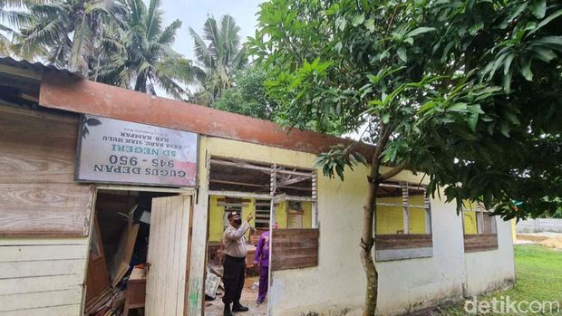 Sebanyak 30 lembar seng di atap sekolah SD 005 Siak Hulu, Kampar di Riau hilang dicuri. Puluhan lembar seng itu diketahui raib pada Sabtu (5/2) pagi.