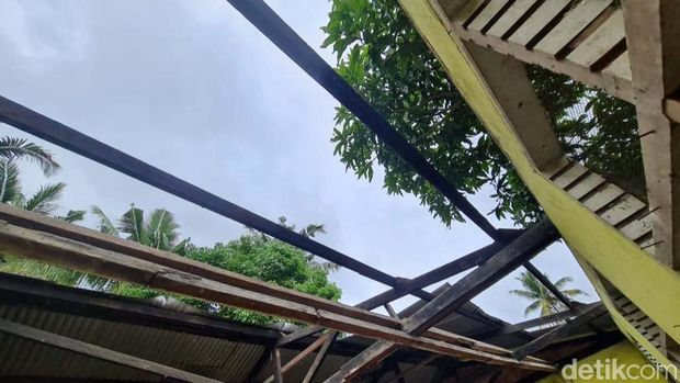 Sebanyak 30 lembar seng di atap sekolah SD 005 Siak Hulu, Kampar di Riau hilang dicuri. Puluhan lembar seng itu diketahui raib pada Sabtu (5/2) pagi.