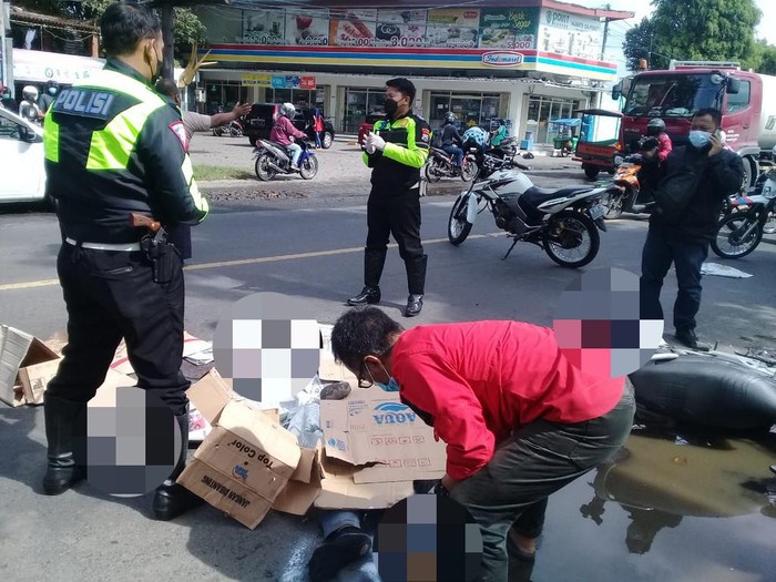 Seorang pengendara motor tewas terlindas truk tangki di Jalan Bypass Mojokerto. Korban terjatuh dari sepeda motornya karena menghindari jalan berlubang.