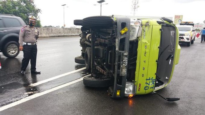 Kecelakaan truk terguling di Tol Kapuk (Dok. akun Twitter TMC Polda Metro Jaya)