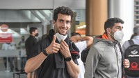 Pembalap Suzuki Ecstar Alex Rins Navarro (kiri) tiba di Bandara Internasional Lombok (BIL) di Praya, Lombok Tengah, NTB, Senin (7/2/2022). 