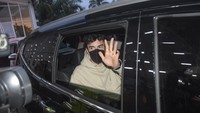 Pebalap Repsol Honda Marc Marquez tiba di Bandara Internasional Lombok (BIL) di Praya, Lombok Tengah, NTB, Senin (7/2/2022). ANTARA FOTO/Ahmad Subaidi