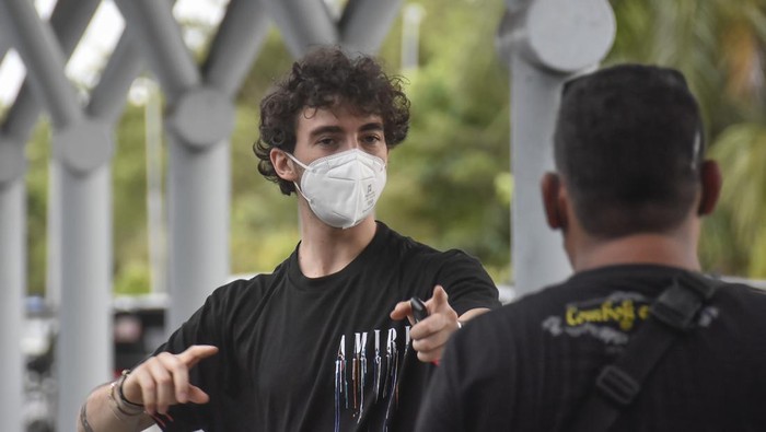 KEDATANGAN PEBALAP DAN TIM MOTOGP MANDALIKA Pebalap Ducati Lenovo Fransesco Pecco Bagnaia tiba di Bandara Internasional Lombok (BIL) di Praya, Lombok Tengah, NTB, Senin (7/2/2022). Sebanyak 24 pebalap bersama tim telah tiba di Lombok untuk mengikuti tes pramusim MotoGP di Pertamina Mandalika International Street Cicruit pada 11-13 Februari 2022.ANTARA FOTO/Ahmad Subaidi/rwa.