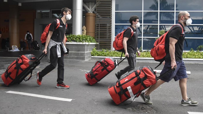 KEDATANGAN PEBALAP DAN TIM MOTOGP MANDALIKA Pebalap Ducati Lenovo Fransesco Pecco Bagnaia tiba di Bandara Internasional Lombok (BIL) di Praya, Lombok Tengah, NTB, Senin (7/2/2022). Sebanyak 24 pebalap bersama tim telah tiba di Lombok untuk mengikuti tes pramusim MotoGP di Pertamina Mandalika International Street Cicruit pada 11-13 Februari 2022.ANTARA FOTO/Ahmad Subaidi/rwa.