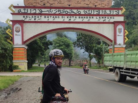 Keren! Dua Pemuda Asal Gorontalo Gowes Sepeda ke Tanah Suci