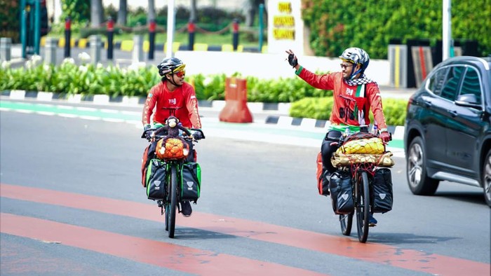 Keren! Dua Pemuda Asal Gorontalo Gowes Sepeda ke Tanah Suci